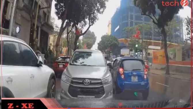 Video: Cái kết ê chề của Toyota Innova đi ngược chiều còn nháy pha cướp đường