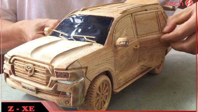 Thợ mộc Việt tự khắc xe Toyota Land Cruiser giống y như thật được báo nước ngoài ca ngợi