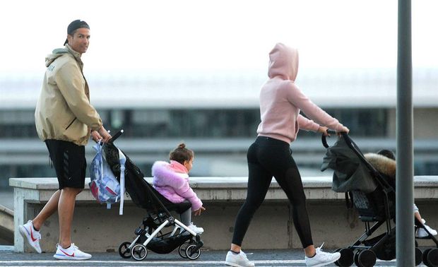 Ronaldo lần đầu bước ra ngoài sau khi cách ly nhưng lại bị chỉ trích vì chủ quan trước dịch Covid-19