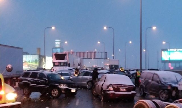 Video: Tai nạn liên hoàn 60 ô tô trên đường cao tốc, 14 người thương vong