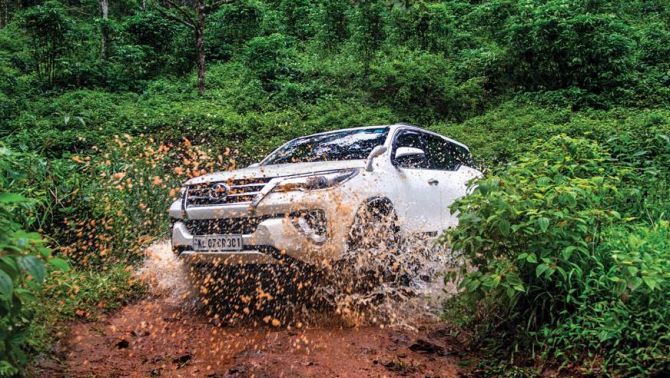 Toyota Fortuner và tổng hợp những pha vượt địa hình thể hiện bản lĩnh ông hoàng SUV