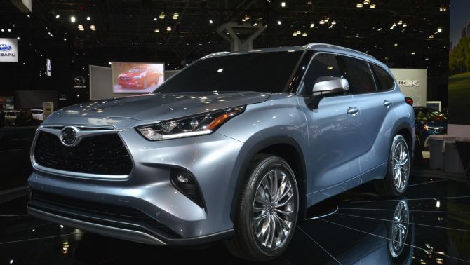 Toyota Highlander 2021 lộ diện đầy ấn tượng khiến tất cả phải tò mò