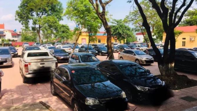 Choáng với dàn ô tô đắt tiền đỗ đầy sân trường ở Bắc Giang trong ngày họp phụ huynh