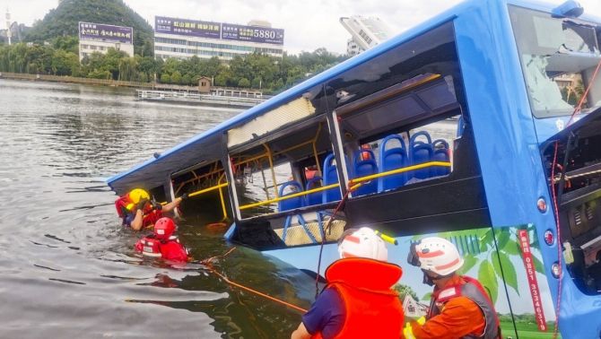 Xe bus chở học sinh đi thi ĐH rơi xuống hồ, 21 người chết đuối, 15 người khác bị thương