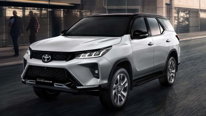 Toyota Fortuner giảm giá cả trăm triệu đồng chỉ trong tháng 8, khách Việt đổ đi mua sợ hết hàng