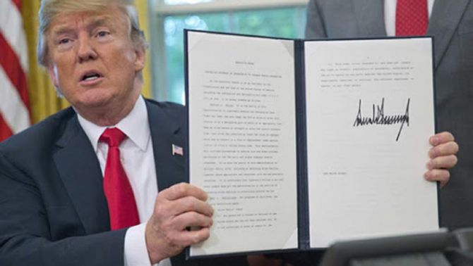 Chữ ký quyền lực của tổng thống Mỹ Donald Trump: 'Đặt bút' một lần thổi bay 100tỷ USD của Trung Quốc