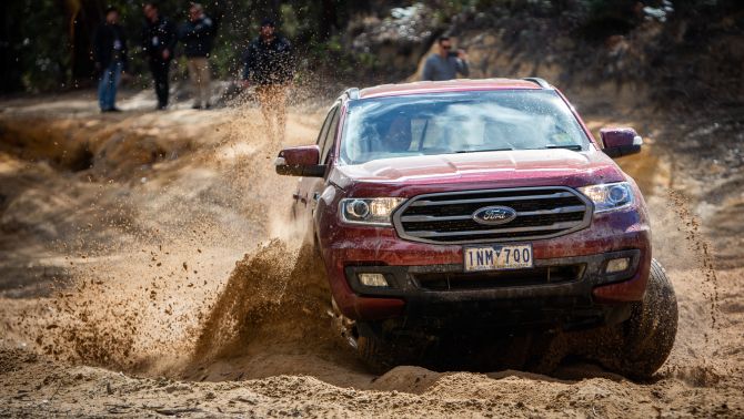 Giá xe Ford Everest mới nhất tháng 9/2020: Đủ hấp dẫn để hạ 'knock-out' Ford EcoSport