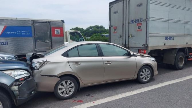 Tai nạn liên hoàn khiến Honda CR-V và Toyota Vios vỡ đầu, lọt gầm xe tải