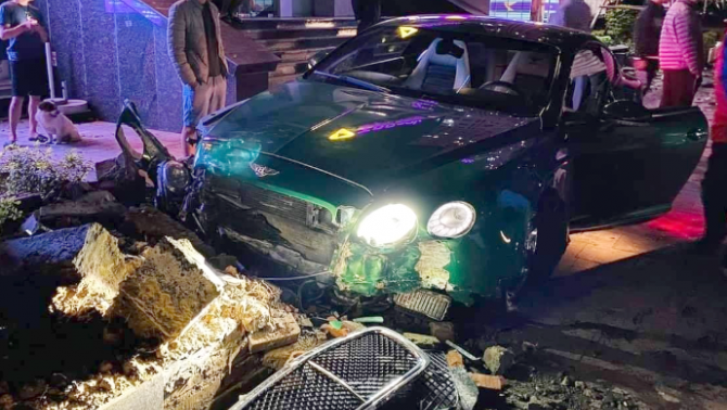 Hà Nội: Tá hỏa siêu xe Bentley mới cứng mất lái đâm vào bồn hoa, phần đầu ‘không cánh mà bay’