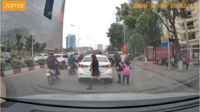 Nữ tài xế Mazda dừng xe ngẫu hứng giữa đường để đón con, hình ảnh đứa bé ngơ ngác khiến CĐM phẫn nộ