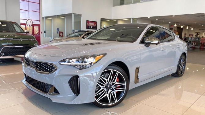 Kia Stinger ‘hiện nguyên hình’ tại đại lý: Thiết kế thể thao đè bẹp Honda Civic, động cơ cực bá đạo