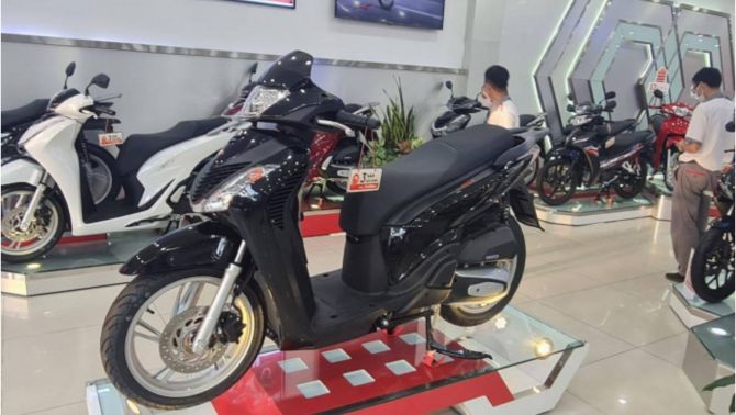 Phiên bản Honda SH 'lạ' bất ngờ về đại lý: Giá hấp dẫn, trang bị và động cơ giống SH 2020