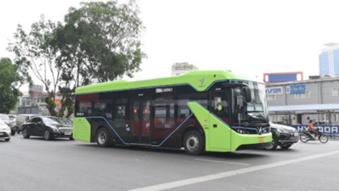 Hot: Cận cảnh xe buýt điện VinBus chạy thử tuyến nội đô Hà Nội, dân tình háo hức chờ ngày 'lên sàn'