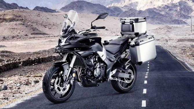 Voge 500DS có động cơ tương tự như Honda CB500X nhưng trang bị xịn sò hơn