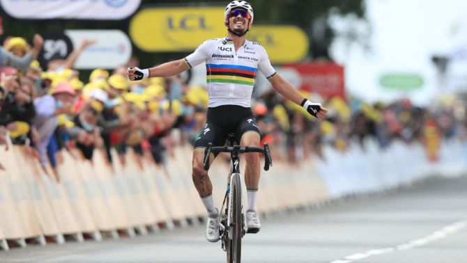 Chặng 1 Tour de France 2021: Va chạm liên hoàn, Julian Alaphilippe giành áo vàng
