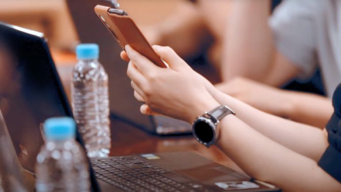 Cận cảnh Galaxy Z Fold 3 và Watch 4 trong video quảng cáo của Samsung