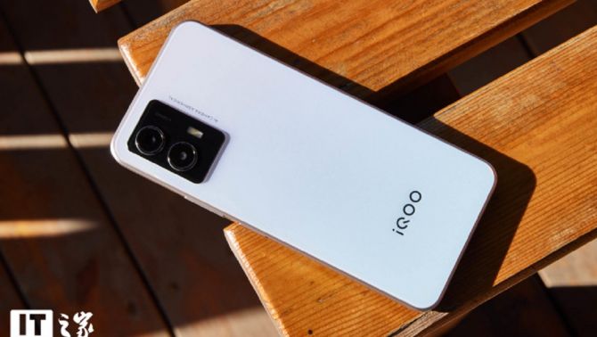 Mở hộp iQOO U5 5G: Thiết kế mê ly, phần cứng cực ổn, giá rẻ hơn cả Nokia G50 5G