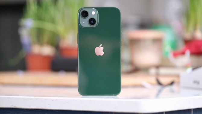 Trên tay, đánh giá nhanh iPhone 13 xanh lá, không đẹp như tưởng tượng