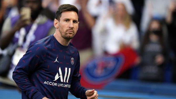 Lionel Messi gia nhập giải đấu tầm thường, được khuyên sang ông lớn Ngoại hạng Anh