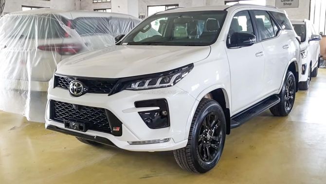 Toyota Fortuner 2022 bản mới cập bến đại lý với giá hấp dẫn, trang bị 'so kè' với Hyundai SantaFe