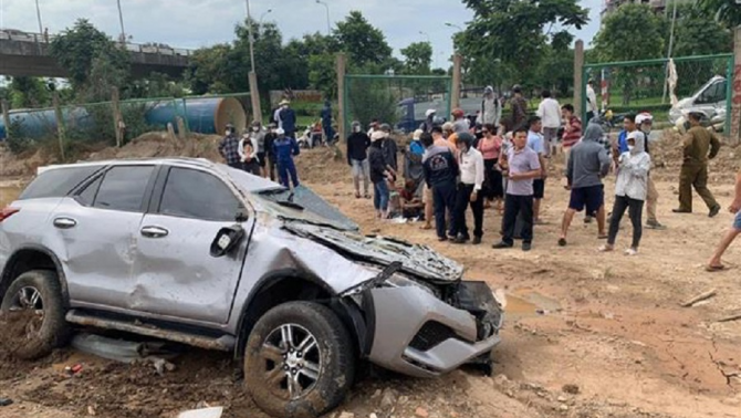 Toyota Fortuner bị hất bay khỏi cao tốc, ‘nát tan tành’ sau cú va chạm xe sang tại Đại lộ Thăng Long