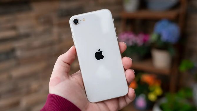 Giá đập hộp iPhone SE 2022 tháng 6 rẻ ‘sập sàn’, rẻ hơn cả Samsung Galaxy S20 FE đốn tim khách Việt