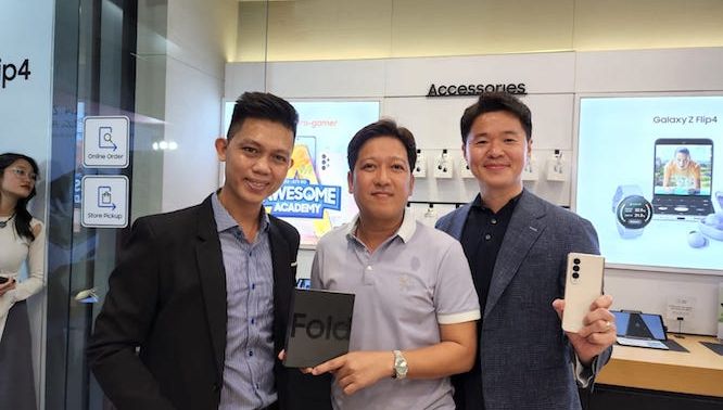 Những chiếc Galaxy Z Flod4 và Galaxy Z Flip4 đầu tiên chính thức tới tay người dùng Việt
