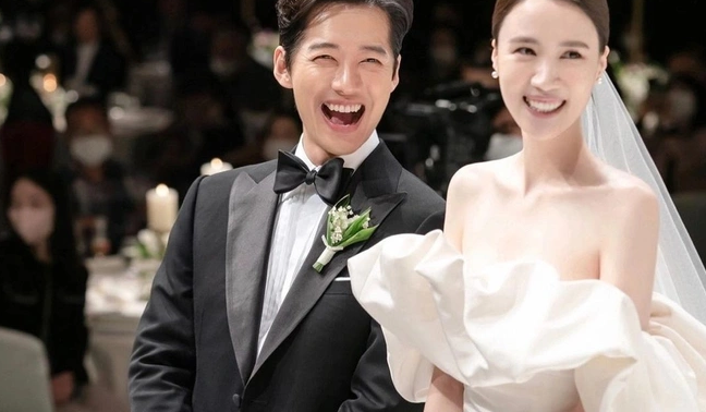 Màn cầu hôn 'như trong phim' của nam tài tử Nam Goong Min và vợ người mẫu