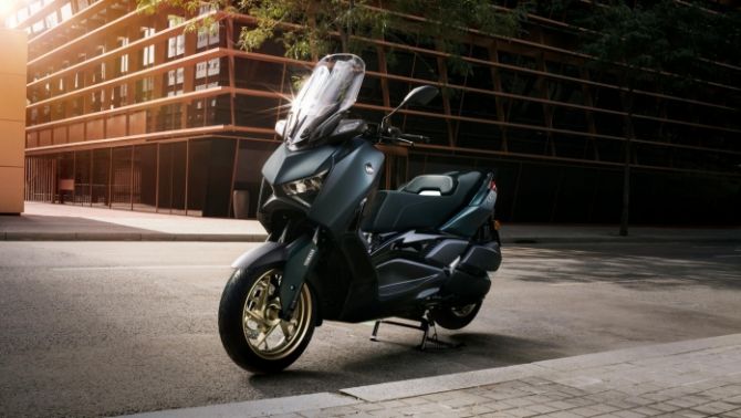 Tin xe trưa 29/10: Yamaha XMAX 300 mới ra mắt, thiết kế lu mờ Honda SH