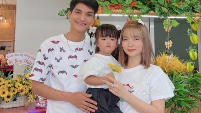 Ái nữ nhà Mạc Văn Khoa chưa đầy 2 tuổi đã biết phụ ba việc nhà