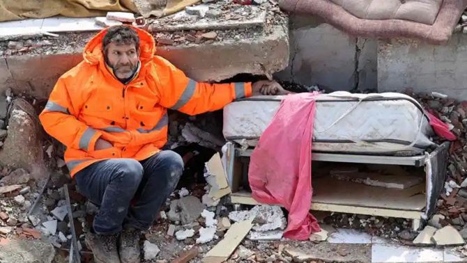 Xót xa hình ảnh người cha nắm chặt tay con gái đã khuất trong trận động đất Thổ Nhĩ Kỳ