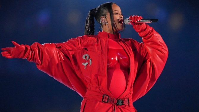 Ôm bụng bầu diễn suốt 13 phút, mức cát xê của Rihanna tại sân khấu lớn nhất hành tinh được hé lộ