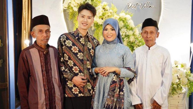 Hình ảnh lễ đính hôn của Đạt Villa và bạn gái Indonesia, nam tiktoker ngọt ngào gửi lời nhắn nhủ