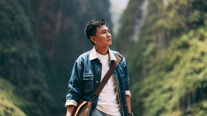 Khoai Lang Thang khuyên khách du lịch không nên mặc áo Mông Cổ khi chụp ảnh tại sông Nho Quế