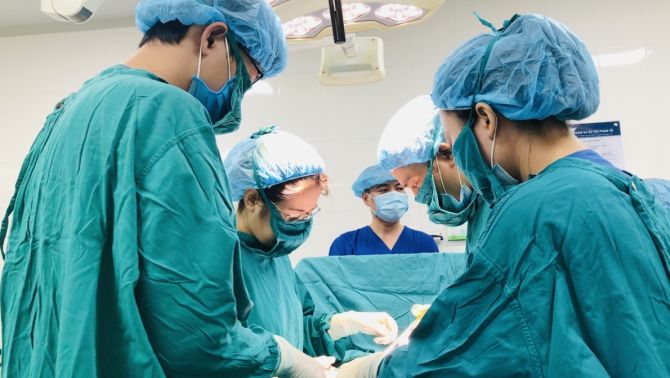 Netizen xôn xao khi Bệnh viện Phụ sản HN vừa đỡ đẻ bé gái 13 tuổi: ‘Bé gái này ở quê chuyển lên viện