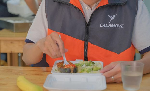 Lalamove Việt Nam đồng hành cùng Quỹ Bông Sen mang `Quán cơm Yên vui & Nụ cười` đến hàng nghìn người