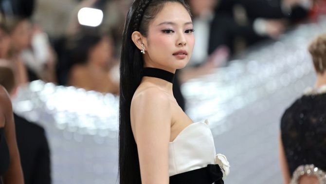 Xuất hiện lần đầu tại Met Gala, Jennie lọt Top sao mặc đẹp nhất, ngang hàng với dàn sao Hollywood