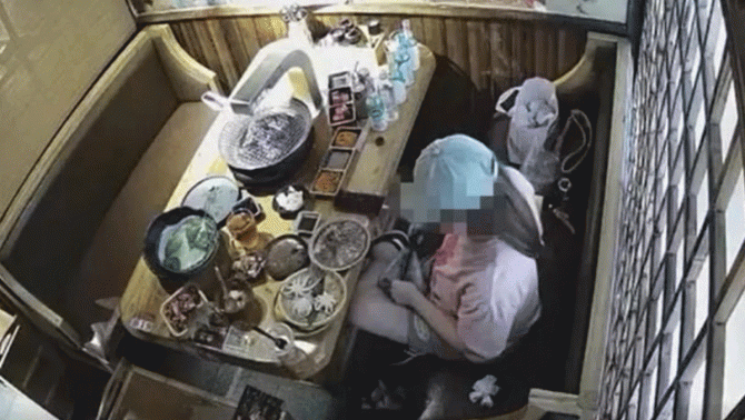 Netizen xôn xao việc cô gái bị chủ nhà hàng phạt 150 triệu đồng khi lấy đồ ăn buffet thừa mang về