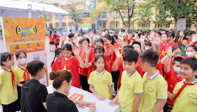 Hàng trăm học sinh được chơi game để trải nghiệm kỹ năng quản lý tiền tại Ngày hội Cha-Ching