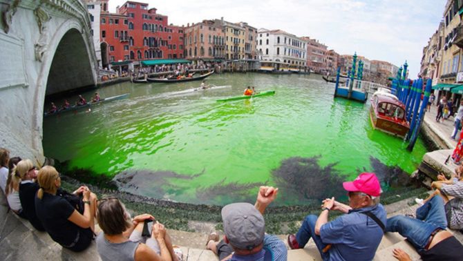 Nước ở kênh đào Venice chuyển màu xanh đậm đặc, lý do đằng sau khiến dân tình bất ngờ