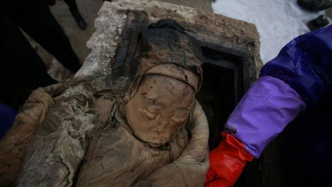 Cạy nắp cỗ quan tài 350 trước, đội khảo cổ ngỡ ngàng trước bí mật ẩn bên trong