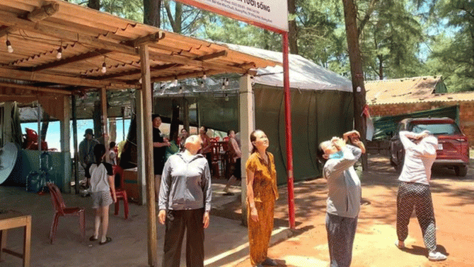 Thực hư việc nhỏ chanh vào mắt rồi nhìn lên trời lúc 12 giờ trưa Tết Đoan Ngọ giúp mắt tinh hơn