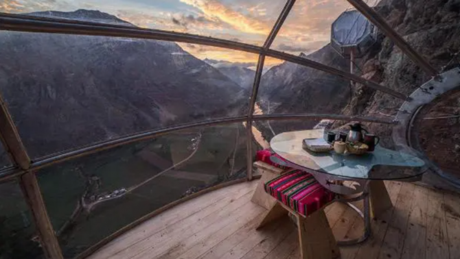 Rợn người khi ngủ ở vách đá độ cao 400m, khách hàng phải trả tới 14 triệu đồng/đêm