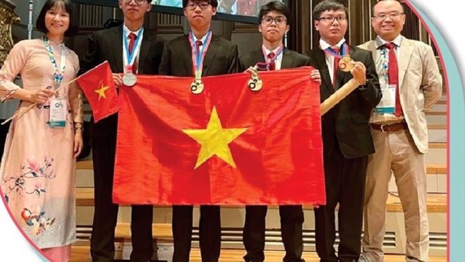 Việt Nam có 2 học sinh lọt Top 10 thí sinh dành điểm cao nhất Olympic Hóa học Quốc tế 2023