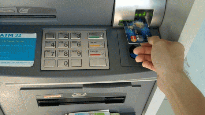 Rút tiền bằng thẻ ATM, cần chú ý 4 điều sau để tránh rủi ro làm mất tiền oan