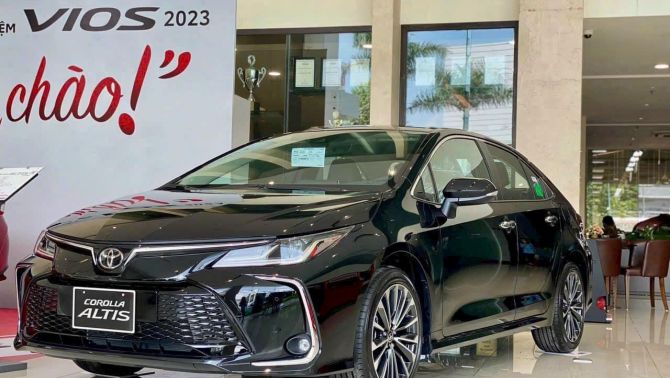 Ảnh thực tế Toyota Corolla Altis 2023 tại đại lý: ‘Lột xác’ về thiết kế, có trang bị độc nhất phân khúc
