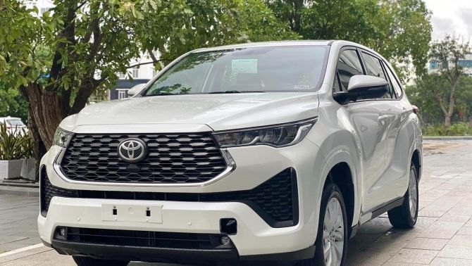 Toyota Innova Cross chính thức ra mắt tại Việt Nam: Giá từ 810 triệu đồng, có trang bị 'xịn' hơn Camry