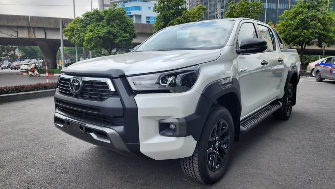 Chi tiết Toyota Hilux 2023 bản cao cấp nhất tại đại lý, thêm trang bị quyết đấu Ford Ranger