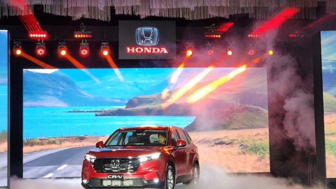 Honda CR-V thế hệ mới ra mắt: Nội thất rộng rãi, bổ sung hệ truyền động Hybrid, giá từ 1,109 tỷ đồng