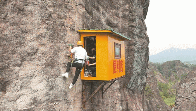 Cửa hàng tiện lợi ‘bất tiện nhất thế giới’ nằm cheo leo trên vách núi đá dựng đứng thu hút du khách